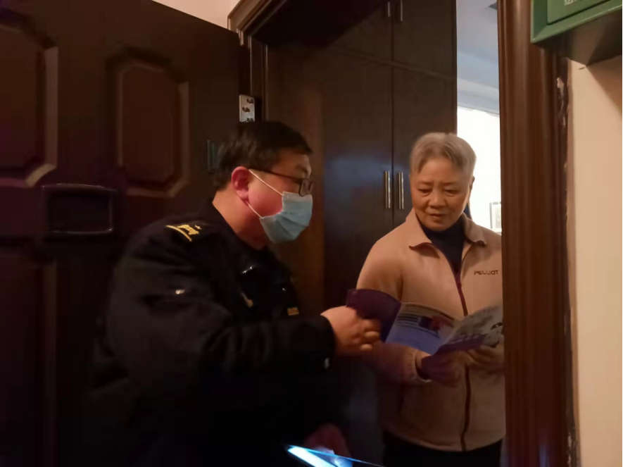 嘉兴-走街串巷宣反邪 南湖义警来帮忙423.png